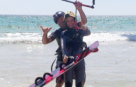 Empieza a volar sobre el agua – Curso Kitesurf Privado (1 día).